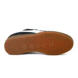 Championes urbanos Diadora modelo Bamtela, color negro con logo lateral blanco y suela de goma color caramelo.