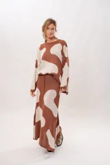 Pollera larga marrón con estampado de manchas grandes color crema, corte recto y abertura lateral.