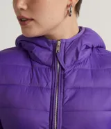 Campera puffer ultra ligera de Blue Steel, color rojo, con capucha, cierre frontal y bolsillos laterales con cremallera. Diseño acolchado con relleno sintético.