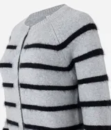 Cardigan corto de punto fino color gris con rayas horizontales negras, cuello redondo, manga larga y abotonado delantero.