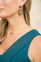 Caravanas ovaladas con piedritas de color verde y detalles plateados.