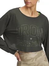 Remera de manga larga color verde militar, corte cropped y estampa frontal con el logo de Project Rock y la frase "Iron Paradise".