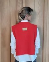 Chaleco tejido de punto en lana lambswool, con cuello redondo, diseño sin mangas y aberturas laterales en el ruedo.