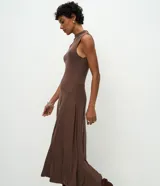 Vestido midi marrón de viscosa, sin mangas, con cuello cerrado y cintura con recorte asimétrico.