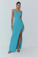 Vestido largo de punto canalé color celeste, con tirantes finos, corte entallado, abertura lateral y doble abertura en la cintura.