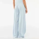 Pantalón de jogging de maternidad de color celeste, de corte ancho y relajado, con cintura elástica ajustable con cordón.