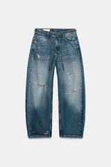 Jeans TRF de tiro medio, corte baggy y diseño de pernera ancha, en color azul con efecto lavado. Presenta detalles de rotos distribuidos en la parte delantera y un cordón ajustable en la cintura.