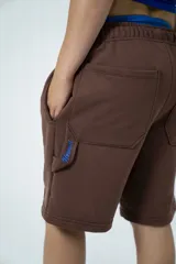 Short oversize color marrón, con cintura elástica ajustable con cordón.