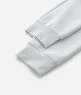 Pantalón jogger deportivo de hombre en color azul, con cintura elástica ajustable con cordón, bolsillos laterales con cierre de cremallera y bajo ajustado con puño elastizado.