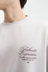 Remera negra de manga corta con corte oversize y estampado frontal con la frase "Authentic Expression".