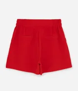 Short de sastrería rojo con cintura alta, elásticos laterales y dos botones frontales.