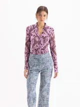 Camisa de mesh elastizado color azul con estampado de cadenas, de manga larga y suave transparencia, con drapeado en el centro delantero.