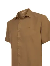 Camisa de manga corta color tostado, con cuello clásico, cierre frontal con botones y bordado del logo de la marca en el pecho.