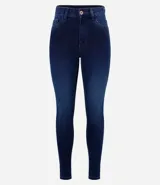 Pantalón skinny jeans azul oscuro con cintura alta, trabillas, cierre con botón y cremallera, bolsillos delanteros y traseros, y pespuntes en contraste. Confeccionado en tejido de jeans con 71% algodón, 26% poliéster y 3% elastano.