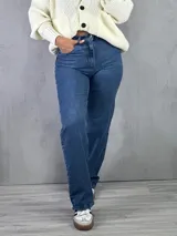 Pantalón de jean azul de corte wide leg.