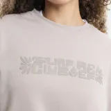 Buzo de cuello redondo color gris, con diseño de logo bordado en el pecho y mangas largas con puños elásticos.