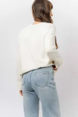 Jean wide leg de tiro alto con calce relajado, costura frontal decorativa y bolsillos funcionales. Confeccionado en denim con interior afelpado para mayor abrigo.