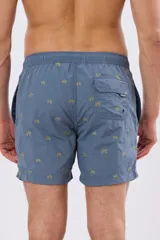 Short de baño color celeste con bordado de pequeñas palmeras, cintura elastizada y bolsillos laterales.