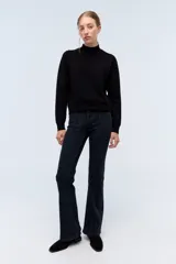 Sweater gris de lana con cuello alto.