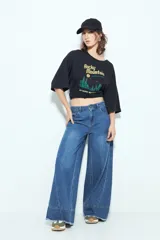 Jean de tiro bajo color negro, de silueta relajada y holgada, con deflecado en el bajo.