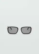 Gafas de sol cuadradas con montura negra de pasta y puente metálico dorado. Lentes grises con protección UV total y filtro de categoría 3.