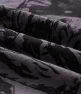Remera gris oscuro de algodón, con cuello redondo y mangas cortas. Presenta un estampado frontal localizado con la inscripción "Avenged Sevenfold" y una calavera con alas.
