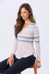 Remera t-shirt de algodón con rayas horizontales en tonos pastel (lila, beige, azul claro y azul oscuro), cuello redondo con botones delanteros y aberturas laterales.