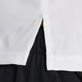 Musculosa deportiva New Balance Infinity Propel color blanco, sin mangas, con diseño ligero, bajo recto con aberturas laterales y logotipo reflectante mate en el pecho.