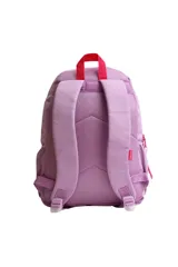 Mochila escolar color lila con detalles en rosa fucsia. Presenta dos bolsillos frontales con cierres y tiradores de cordón. En el bolsillo derecho tiene un estampado con texto en cursiva que dice "love yourself". Tiene un parche con el logo de la marca en la parte superior central.
