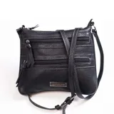 Bandolera color marrón con apertura superior de cierre metálico y dos bolsillos frontales con cierre. Incluye correa larga regulable y placa metálica con el logo de la marca.