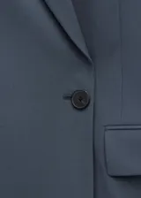 Blazer de corte sastrero en color azul petróleo, con diseño de doble botonadura, solapas clásicas y hombreras estructuradas.