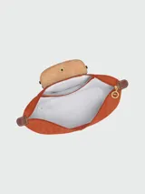 Mochila Longchamp modelo Le Pliage Original en tamaño M, color rosado con solapa y detalles en cuero marrón. Cuenta con correas ajustables de tela y cierre superior con solapa de botón a presión.