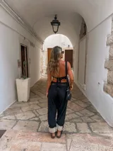 Top halter de color negro, escotado en la espalda con tiras cruzadas para anudar.
