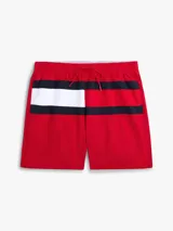 Short de baño de corte amplio con diseño color block que incorpora el logo de Tommy Hilfiger en la parte delantera. Cuenta con cintura elástica con cordón ajustable, dos bolsillos laterales y un bolsillo trasero de ojal.