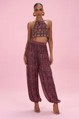 Pantalón de mujer confeccionado en lurex marrón con estampado Rose Mirage, de talle alto y silueta holgada con puños ajustados en los tobillos.