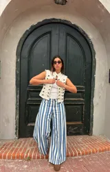 Jean estilo wide leg con diseño rayado en color celeste y blanco, de tiro alto y corte ancho en las piernas.