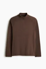 Remera deportiva de manga larga con cuello elevado y medio cierre, de color marrón, con diseño entallado Muscle Fit y detalles de paneles texturizados.