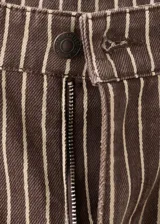 Jeans de corte recto y tiro medio, confeccionados en denim marrón con diseño de rayas verticales claras. Presenta bolsillos delanteros y traseros clásicos.