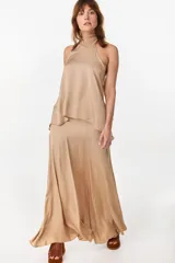 Top de satén fluido y crep texturado, color marrón, con diseño halter que se ata al cuello y deja los hombros y la espalda descubiertos.