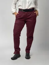 Pantalón de campo de gabardina con lycra, corte recto y bolsillos laterales.