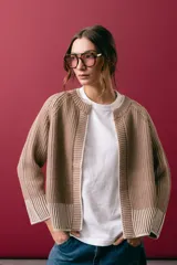 Saco tejido de punto con cuello a la base y manga larga, de diseño reversible y corte recto. Presenta un acabado bicolor que genera un efecto visual de contraste en los bordes y puños.