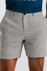 Short de lino y algodón color gris melange, de corte clásico con trabillas para cinturón, cierre frontal con botón y bolsillos laterales.