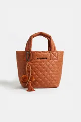 Cartera tote negra de diseño matelasse acolchado, con doble asa de mano y correa larga ajustable con inscripciones. Cuenta con cierre superior y detalle de llavero con borla colgante.