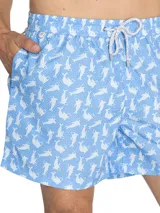 Short de baño celeste con estampado de focas blancas y lunares. Cuenta con cintura elástica, cordón ajustable, bolsillos delanteros y traseros.