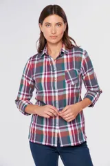 Camisa a cuadros de manga larga con cierre frontal de botones, cuello camisero y un bolsillo aplicado en el pecho.