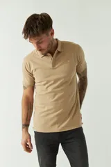 Remera polo blanca de manga corta, con cuello clásico, cierre de tres botones y logo estampado en el pecho.