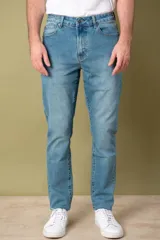 Jean de corte recto color celeste, con bolsillos delanteros y traseros.