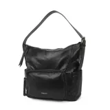 Bolso negro de cuero sintético con correa de hombro ajustable, bolsillo frontal con cierre y bolsillos laterales abiertos.