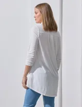 Camisola azul de manga tres cuartos, marca Rio & Rian. Cuello con solapa y abertura central con botones. Manga con detalle fruncido.