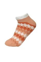 Media corta de abrigo con diseño de rombos en tonos naranja y blanco, con borde superior en color crema y suela antideslizante.
